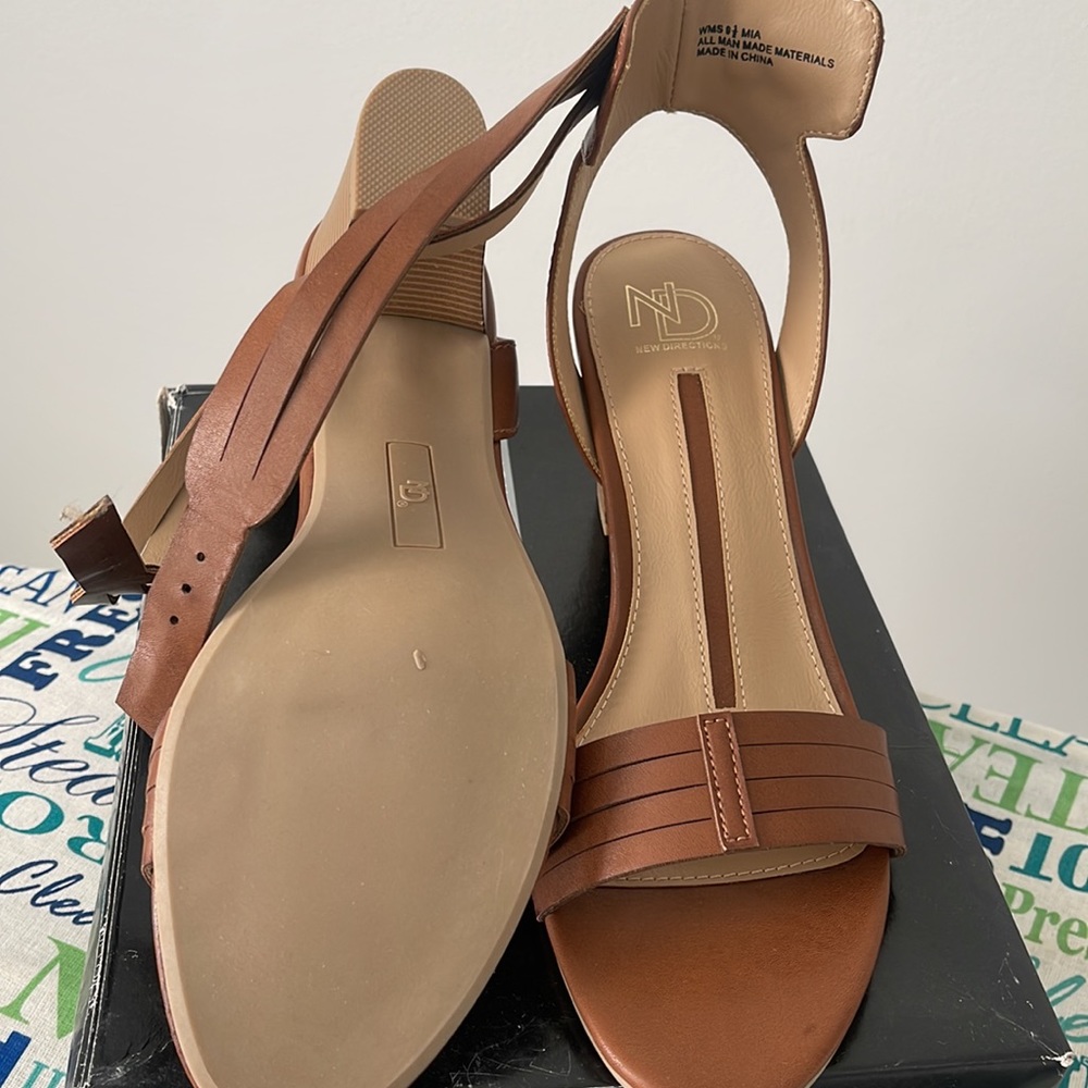 Woman’s Sandals - Picture 3 of 4